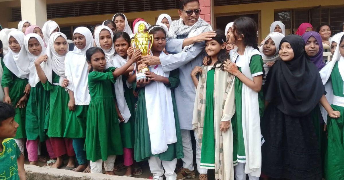 কমলনগরে শিক্ষার্থীদের সঙ্গে আনন্দ ভাগ করলেন হুইপ নিজান